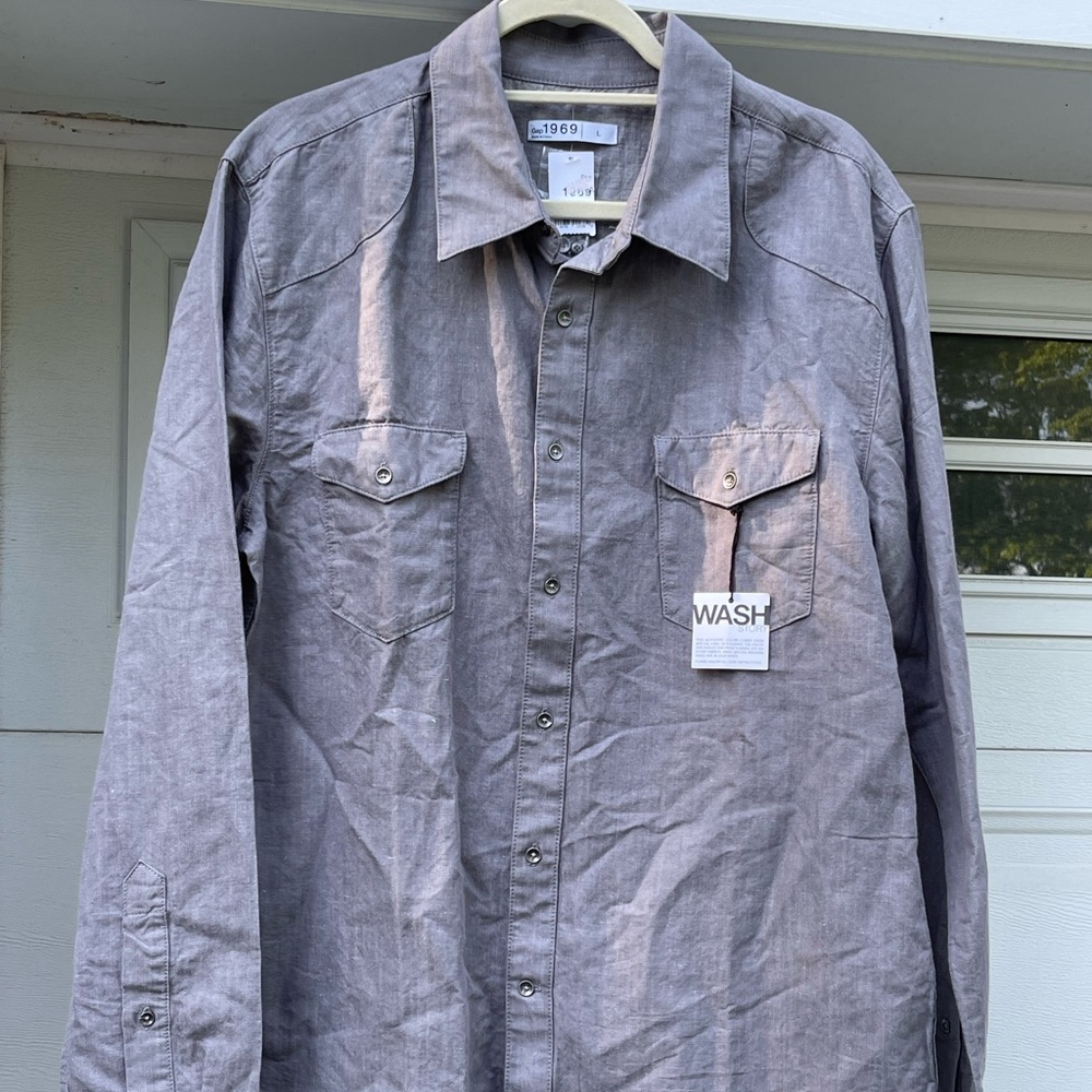 Gap Brand Mens 100% Cotton Grey size large button down shirt. Brand new w/ tags